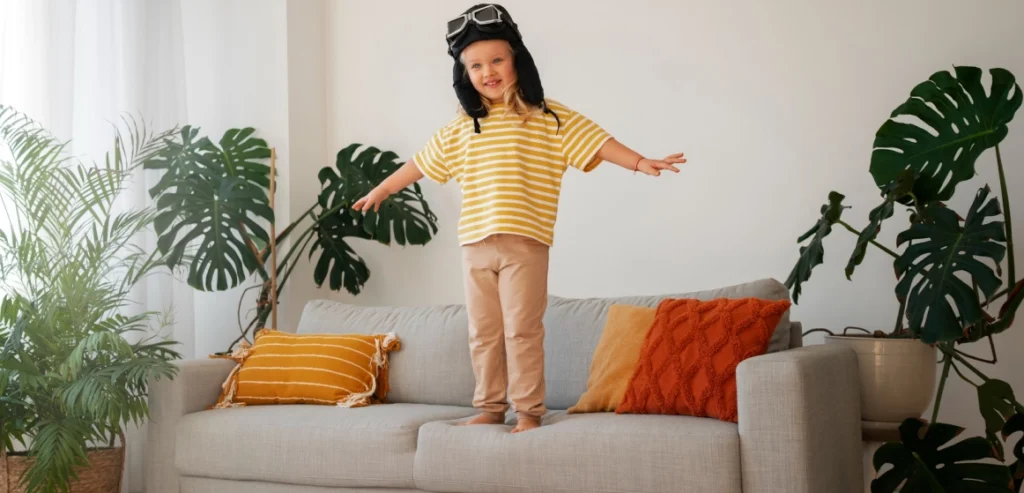 Kāpēc neslīdošās zeķītes bērniem ir glābiņš katrā mājā?