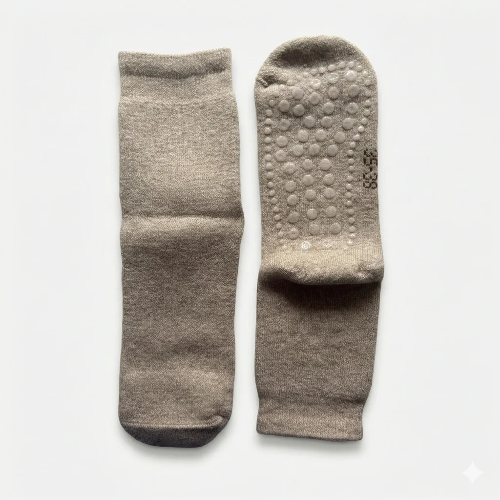 Siltas sieviešu vilnas zeķes ar neslīdošu pēdiņu bēšā krāsā
