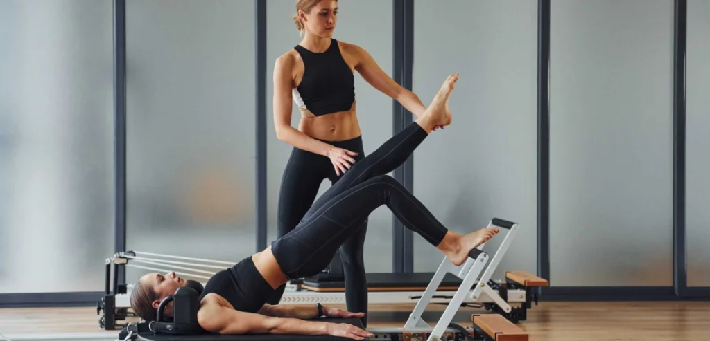 Profesionāls Reformer trenažieris rehabilitācijas pilates nodarbībām